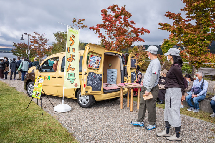 「らいよん号」は、平日の午後にMBSで生放送される『よんチャンTV』に登場。いつもは関西圏を中心に、いろいろな街を駆け巡っているという。