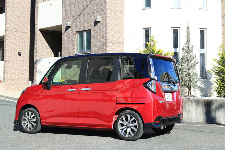 エクステリアデザインは、スペース効率を重視した2ボックススタイルが特徴。開発、生産はすべてダイハツで行われている。