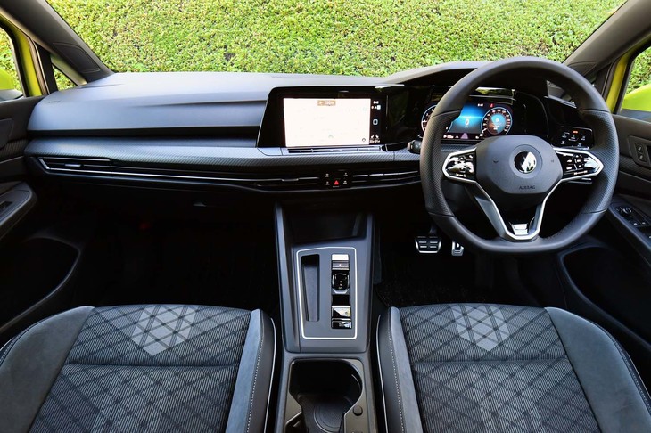 ダッシュボードのつくりはハッチバック車と同じ。10.25インチの液晶メータークラスター「デジタルコックピット」は全車に標準装備。