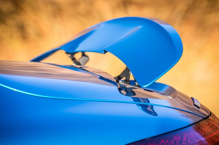 リアエンドに備わる格納式のウイングは、車速80km/hで自動的に立ち上がる。角度は5段階に調節可能。