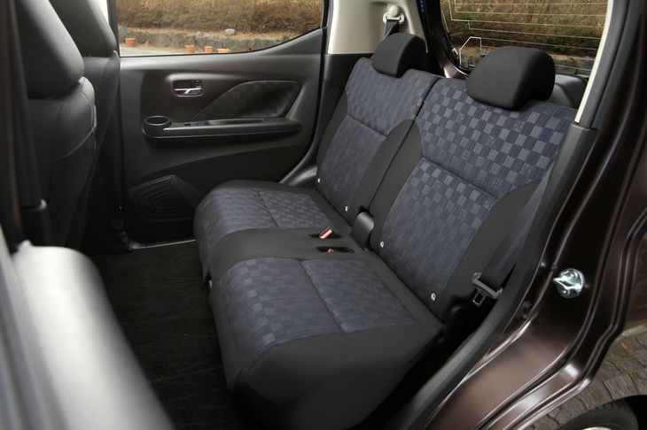 ホイールベースは先代よりも65mm延長された2495mmに。日産のプレミアムセダン「フーガ」並みの広さを持つ後席を実現したという。