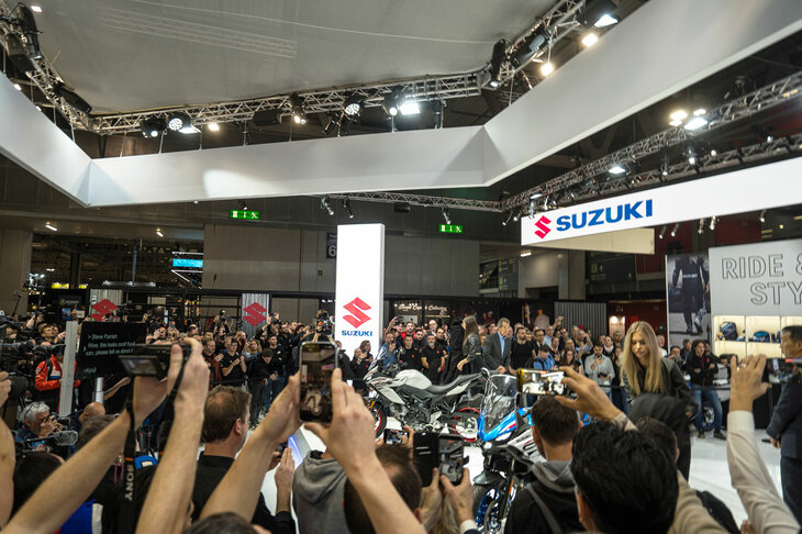 スズキのプレスカンファレンスの様子。ご覧のとおり、まともに写真がとれないほどに報道陣が詰めかけ、注目度の高さをうかがわせた。