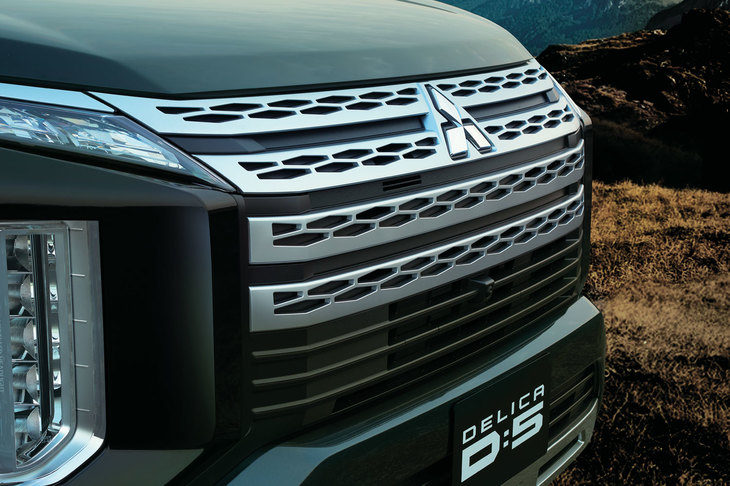 新しい「デリカD：5」のフロントグリル。シルバーの“横桟”の内側に、六角形の穴を開けたデザインが特徴。