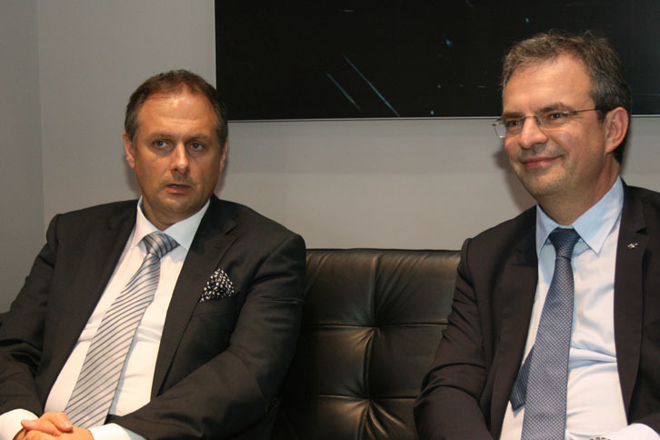 DSにとって販売網の整備は急務だ。プジョー・シトロエン・ジャポンのクリストフ・プレヴォ社長（左）は、「（販売）ネットワークを育て、DSという唯一無二のラグジュアリーブランドの魅力を安心して手にできるようにしていく」と語った。