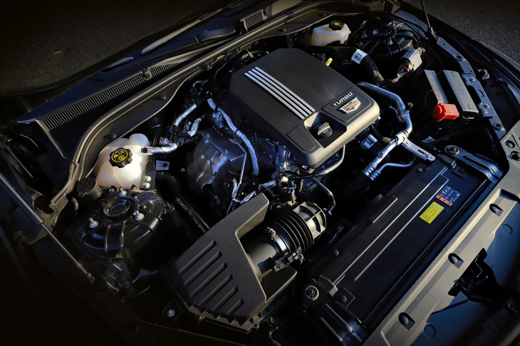 エンジンは240PSの最高出力と350N・mの最大トルクを発生する2リッター直4ターボ。ツインスクロール式のターボチャージャーや筒内直接燃料噴射機構、気筒休止システムの採用などにより、力強い走りと省燃費性を両立している。