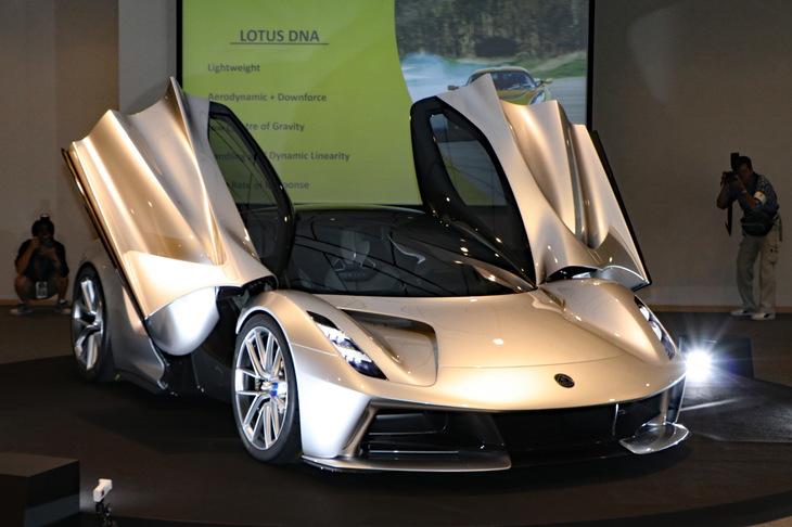 ロータスといえば、長年にわたり車両の“軽さ”にこだわってきたブランドである。「エヴァイヤ」の車重も、高性能EVとしては非常に軽量な1680kgとアナウンスされている。