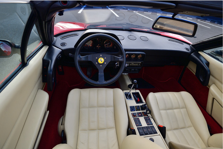 「328GTS」のインテリア。“赤い玉号”はハンドルがものすごく軽い。（写真＝池之平昌信）