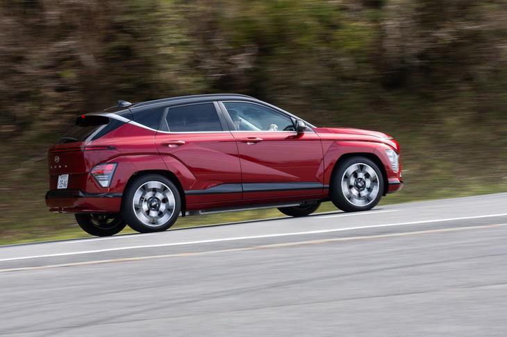 駆動用リチウムイオンバッテリーの容量は「カジュアル」が48.6kWhで、その他グレードは64.8kWh。WLTCモードの一充電走行距離が一番長いのは625kmの「ボヤージュ」だ。