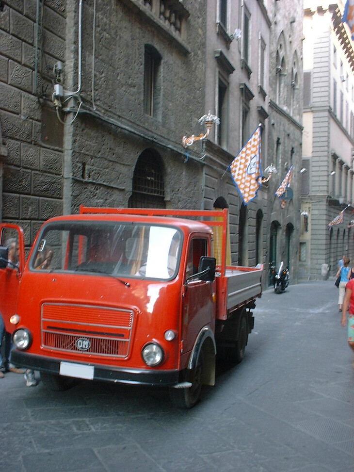 イヴェコとなる前のOMの手になるトラック。2003年シエナで筆者撮影。