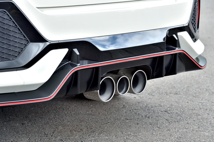 3本出しのエキゾーストシステムが個性を放つ。左右がメインパイプで、中央の1本は低回転域では音圧の向上、高回転域では負圧効果で不快なこもり音の低減に貢献するという。