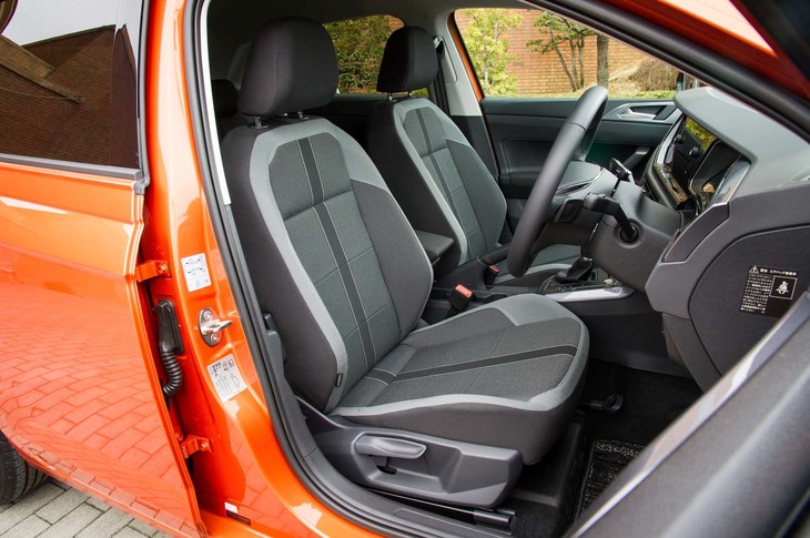 高いサイドサポートの付いたスポーツコンフォートシートは「TSIハイライン」の専用装備。ザラッとした風合いを持つファブリックの表皮は、触り心地がいい。