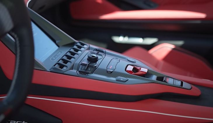 エンジンの始動ボタンをはじめとする、センターコンソールのスイッチ類。新生「カウンタック」は往年のモデルと異なりAT限定となっている。