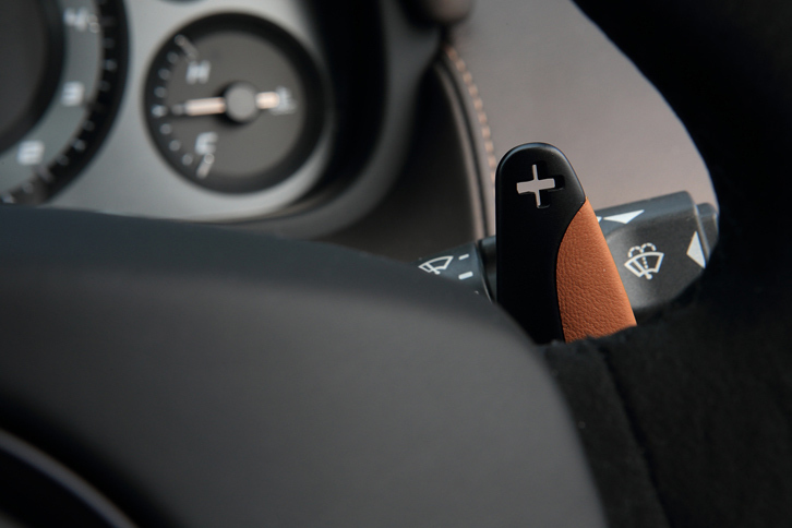 
	トランスミッションは「タッチトロニック2」と呼ばれるトルコン式6段AT。ポジションを選択するセンターコンソールの「P」「R」「N」「D」のボタンと、シフトパドルで操作する。
	