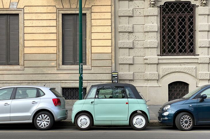 1400mmという短い全長は、駐車スペースに悩むミラノ市民にとって大きな福音である。