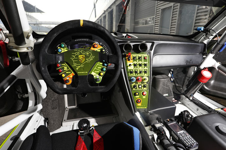 試乗した「911 GT3 R」はニュルブルクリンク24時間レースでマンタイ・レーシングが走らせたもの。ステアリングにニュル北コース“ノルドシュライフェ”のコース図が描かれている。