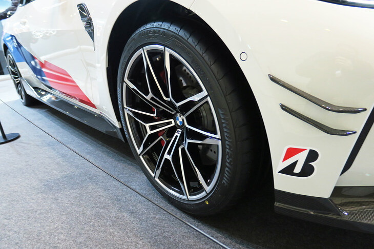 「ブリヂストン・ポテンザS007A」を装着した「BMW M4クーペ コンペティション」。
