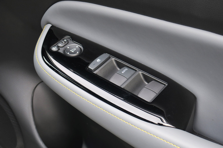 ホンダ・フィット e:HEV RS ホンダアクセス用品装着車（ドアスイッチパネル）