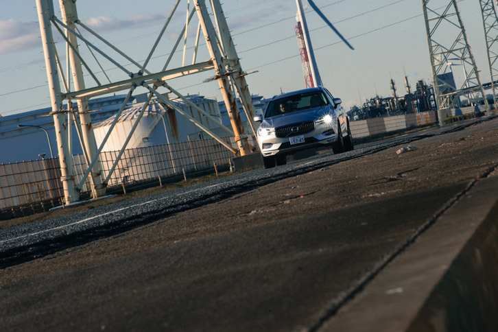 運転支援機能としては、他のボルボ車にも採用されている自動緊急ブレーキや車線維持支援機能などに加え、新たに3種類の自動操舵機能付き衝突回避支援機能が採用された。