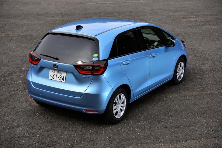 テスト車のボディーカラーは「エアーライトブルーメタリック」。他グレードとは異なり、ツートンカラーが選べないのは最廉価グレードゆえか。