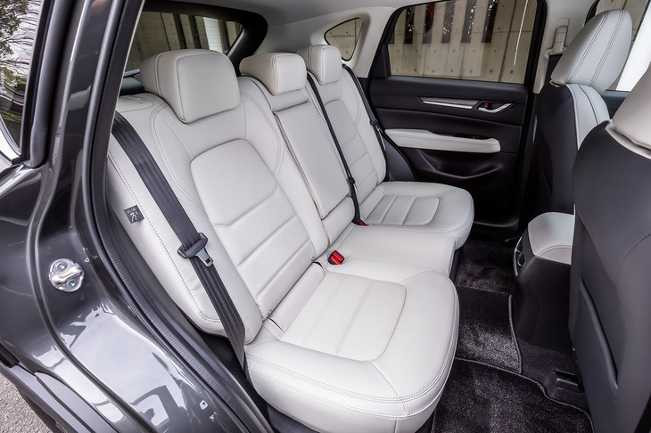 後席の背もたれは40：20：40の分割可倒式で、リクライニング機構付き。「25T Lパッケージ」グレードでは、後部左右席にシートヒーターも備わる。