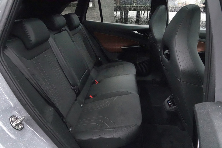 そもそもボディーが大きいため、後席空間は「ゴルフ」よりも圧倒的に広い。背もたれは60：40の分割可倒式。