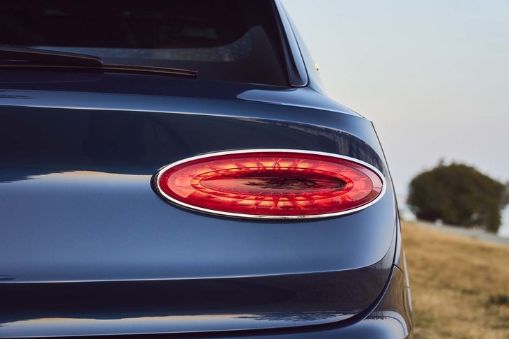 リアには「ベンテイガ」のマイナーチェンジに際して採用された、だ円形のリアコンビランプが配置されている。