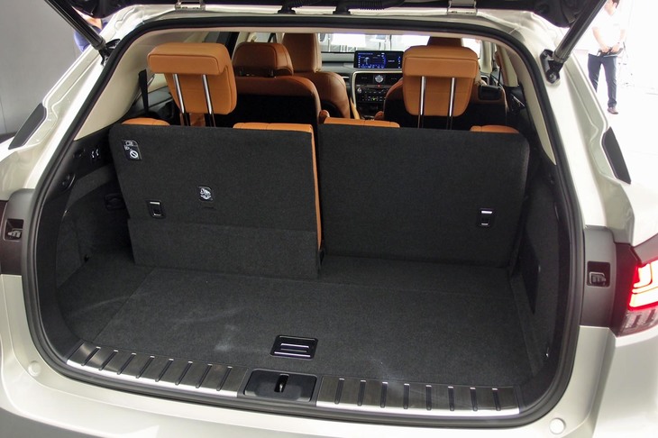 3列シート仕様「RX450hL」の荷室。3列目を新ポジションへと下げると（写真左側）、荷室の容量は小さくなる。