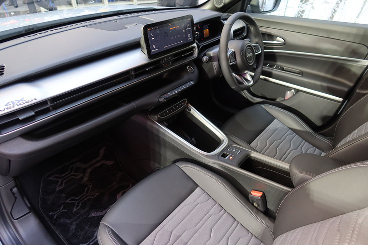 ジープ・アベンジャー4xeハイブリッド（インテリア）