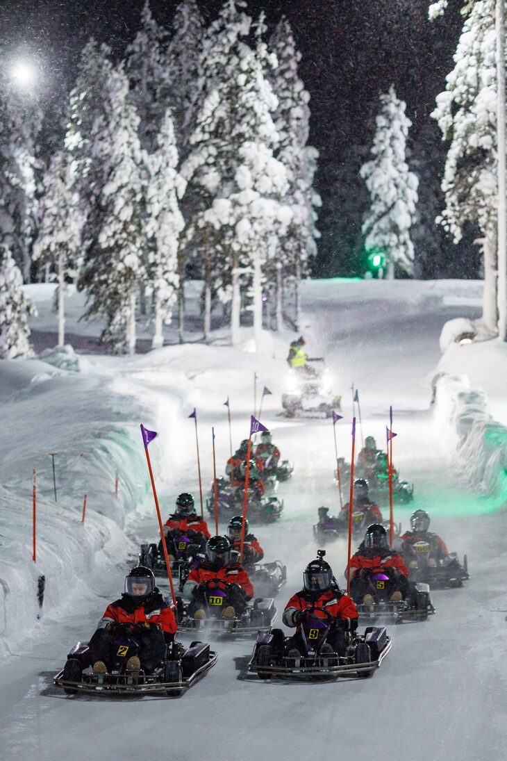 「アルトゥーラ」による氷上ドライビングレッスン以外にも、コンテンツは盛りだくさん。こちらは氷のカート場で行われた、カートレースの様子。