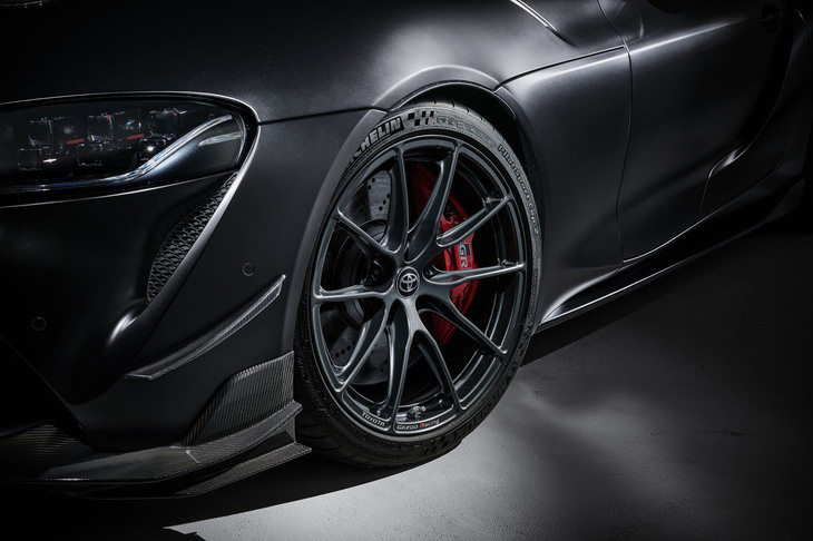 フロント19インチ、リア20インチサイズの専用鍛造アルミホイールを採用。標準サイズより10mm幅広いミシュランのハイグリップタイヤ「パイロットスポーツ カップ2」が組み合わされている。