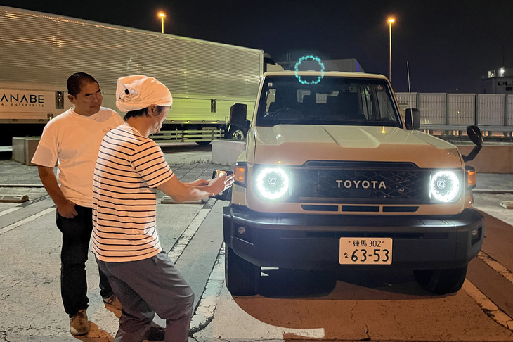 四角い顔に丸目のヘッドランプ。この個性とリジッドサスがあれば、たとえ隣にメルセデスの「Gクラス」が並んでも、上から目線で迎撃できるに違いない。「ランクル“70”」、無敵じゃん！