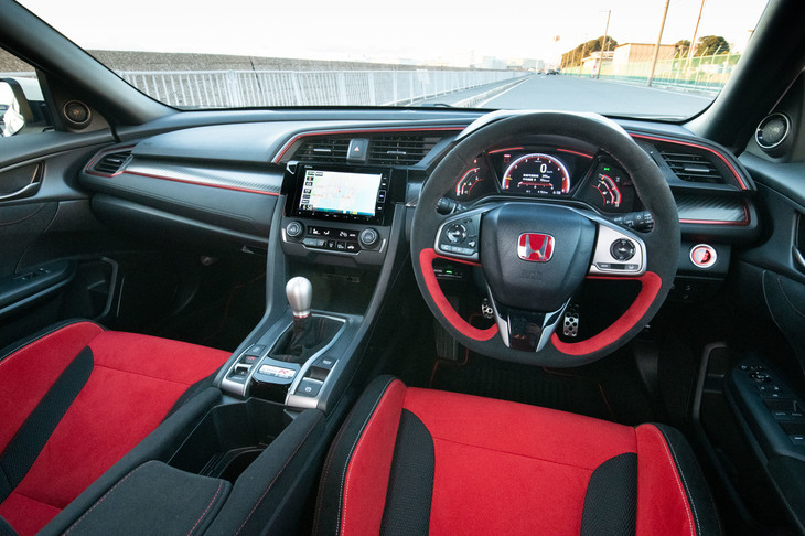 より運転に集中できる環境を追求したインテリア。操作系については、各部にスエード調表皮を用いることで素材の質感の統一を図っている。