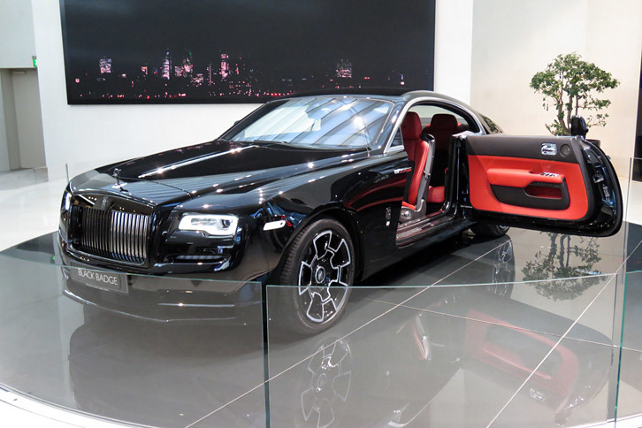 ロールス・ロイスの展示スペースに鎮座まします「レイス ブラックバッジ」。“若き成功者”向けの、ちょいワル ロールス・ロイスである。