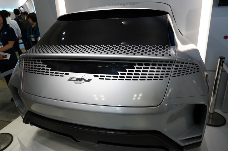 樹脂製自動車パーツメーカー、ダイキョーニシカワのブースに展示された樹脂製リアゲート。リアコンビランプを別に組み合わせる必要がないため、メッシュ状の部分が点灯する。