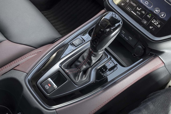 トランスミッションは「リニアトロニック」と呼ばれるCVTのみ。「STI Sport」「STI Sport EX」のシフトブーツはレッドステッチでドレスアップされる。