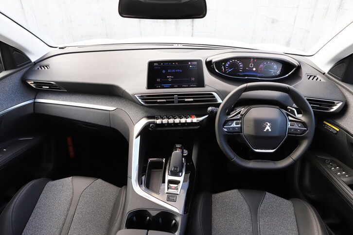 インストゥルメントパネルは基本的に「3008」と共通。C字型のセンターコンソールの意匠や、エアコン吹き出し口の下にズラリと並ぶ“ピアノスイッチ”などが目を引く。