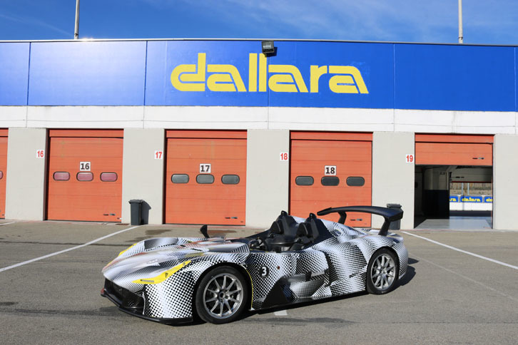 試乗に供されたのはプロトタイプ3号車で、開発途中のパドルシフター付きだった。サーキットで最も速く走れる、スパイダー＋リアウイング仕様である。