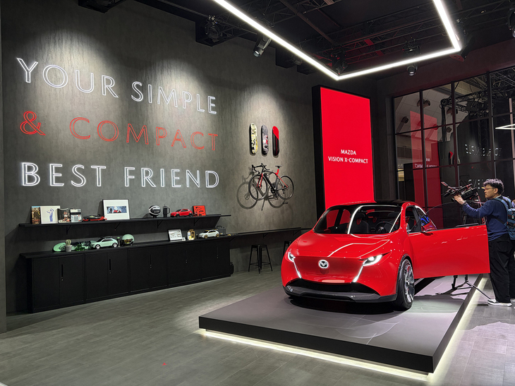 思わずマツダで足を止めたのは2ドアの「ビジョン クロスクーペ」ではなく、「ビジョン クロスコンパクト」。AIを使ってクルマと会話ができるうんぬんよりも、コンパクトモデルのデザインとしては見たことがない造形だった。