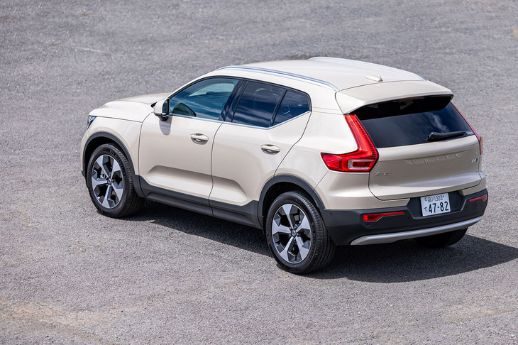 19インチホイールや、リアスポイラーなどでスポーティーに演出された「XC40ウルトラB4 AWD」。ボディーカラーは、写真の「サンドデューンメタリック」を含む全6色から選択できる。