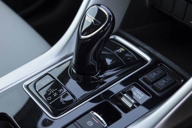 ドライブモードセレクターはトグルスイッチ式を採用。シフトセレクターのすぐ右側の、手の届きやすいところにレイアウトされる。