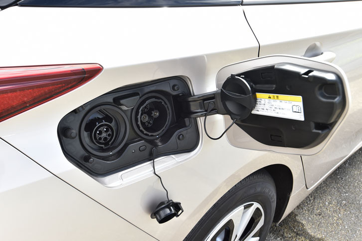 充電口は、車体右後方に設けられる。急速充電器を使った場合、20分で約80％の充電が可能。AC充電にも対応している。満充電に要する時間は、AC100V/6Aで約14時間、AC200V/16Aでは約2時間20分。