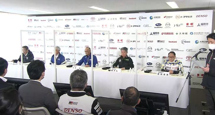 2021年11月13日に開催された、記者会見の様子。檀上左から順に、丸本 明 マツダ代表取締役社長兼CEO、中村知美 スバル代表取締役社長 CEO、日高祥博 ヤマハ発動機代表取締役社長 社長執行役員、橋本康彦 川崎重工業代表取締役社長執行役員、豊田章男 トヨタ自動車代表取締役社長。