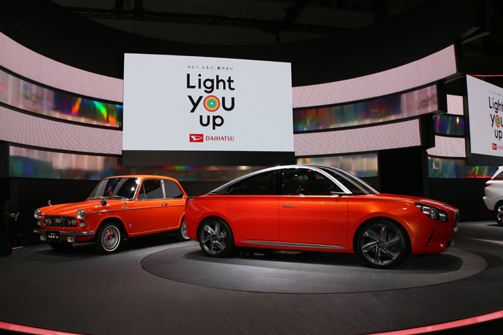 ステージを飾るダイハツのコンセプトカー「DNコンパーノ」と、往年の「コンパーノ ベルリーナ」。