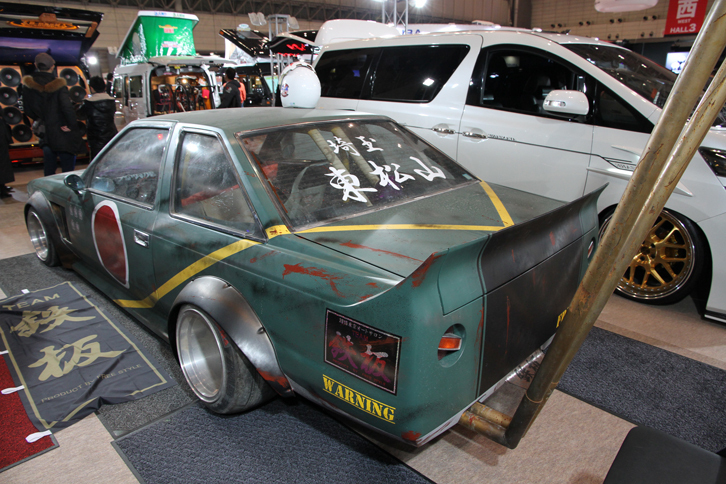 そのリアビュー。引っ張りタイヤにツリ目のチェリーテール（初代E10「チェリー クーペ」用のテールランプを斜めに取り付け）、ブタケツローレル（2代目C130「ローレル」）用サイドマーカーランプなど、往年の街道レーサーの定番手法も散見される。