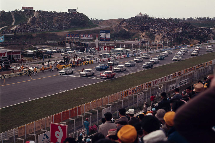 1963年に鈴鹿サーキットで開催された第2回日本グランプリの様子。写真は「トヨタ・コロナ」が出走したT-Vクラスのもの。