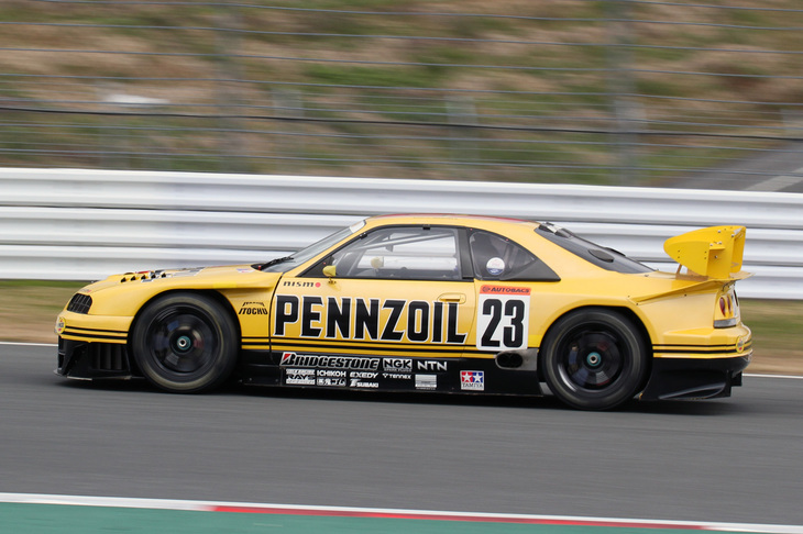 1998年の全日本GT選手権（JGTC、SUPER GTの前身）で、エリック・コマス／影山正美組がGT500クラスの王座を獲得した「ペンズオイル・ニスモGT-R」。アメリカンなカラーリングをまとっているが、ニスモのワークスマシンである。ベースは「スカイラインGT-R」（BCNR33）だが、RB26DETTエンジンを2.7リッターに拡大して最高出力500ps以上にまでチューン、駆動方式を2WD（FR）に変更している。