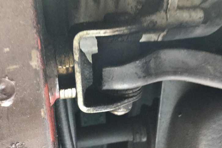 フレームとアーム間に挟まれたシムを増減することで、アライメントの調整を行う。「328」の場合は、4輪ともロアアームの前後取り付け部にシムが挟まれている。
	 

	 
	