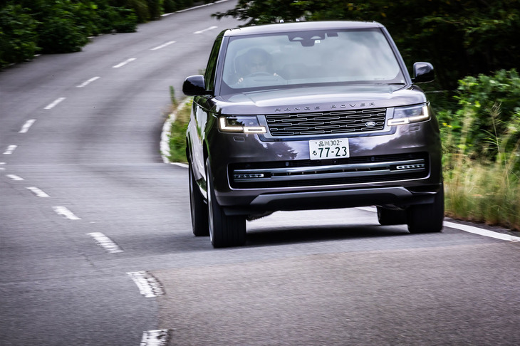 ランドローバーの新しいアーキテクチャー「MLAフレックス（Flexible Modular Longitudinal Architecture）」を初採用。ボディーとステアリングの動きを1秒間に最大500回モニターし、快適な乗り心地と優れたコントロール性を両立させる連続可変ダンパーを用いた「アダプティブダイナミクス」を搭載している。