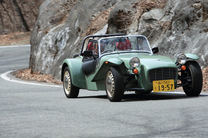 河口湖周辺のワインディングロードを行く「セブン プリント」。ボディーカラーにはテスト車の「キャンバーウィックグリーン」に加え、「クリーム」や「ブリティッシュレーシンググリーン」などが用意されていた。