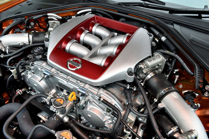 3.8リッターV6ツインターボエンジンには気筒別点火時期制御を採用。最高出力は従来比20psアップの570psとされた。